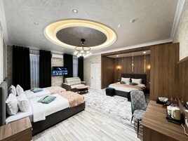 Værelse til 4 personer - aircondition - byudsigt | Premium-sengetøj, minibar, pengeskab på værelset, skrivebord