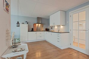 Kylskåp, mikrovågsugn, ugn och spishäll