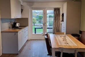 Réfrigérateur, micro-ondes, plaque de cuisson, lave-vaisselle