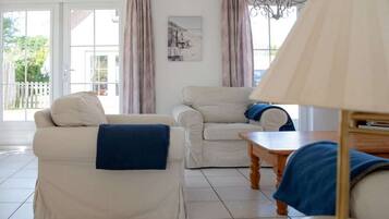 Smart TV, DVD player, livros, aparelho de som