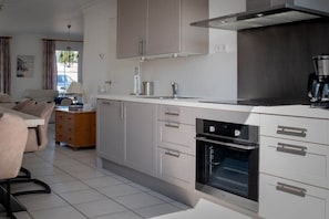 Réfrigérateur, four, plaque de cuisson, lave-vaisselle