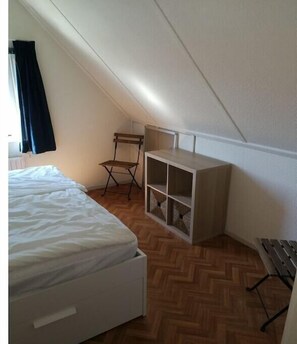 2 dormitorios, tabla de planchar con plancha, cuna de viaje