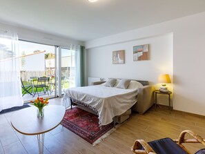 2 bedrooms, iron/ironing board, WiFi