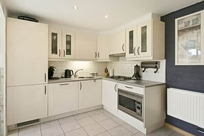 Kühlschrank, Mikrowelle, Herdplatte, Geschirrspüler