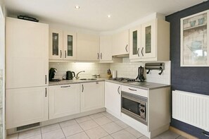 Kühlschrank, Mikrowelle, Herdplatte, Geschirrspüler