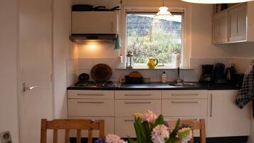 Een koelkast, een magnetron, een kookplaat