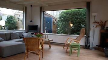 Een televisie en een open haard