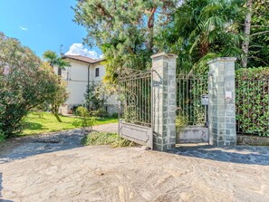 المنطقة المحيطة بالمنشأة