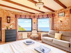 4 bedrooms, desk, iron/ironing board, WiFi