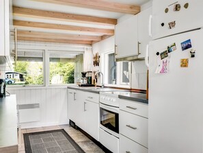 Kjøleskap, mikrobølgeovn, oppvaskmaskin og kjøkkenutstyr