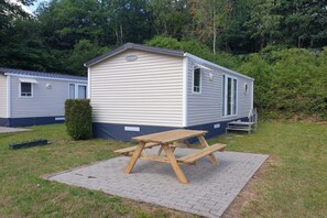 Outdoor dining - Chalet in Olloy-sur-Viroin Holiday Park (Olloy-sur-Viroin)