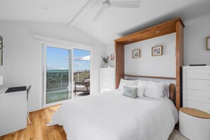 1 habitación, escritorio, tabla de planchar con plancha y cuna de viaje 