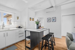 Refrigerador, microondas, cafetera y tetera y tostadora