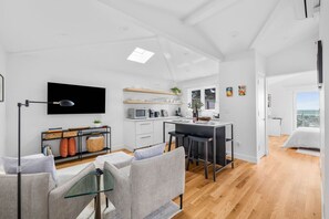 1 habitación, tabla de planchar con plancha y cuna de viaje