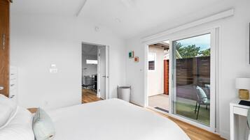 1 habitación, tabla de planchar con plancha y cuna de viaje