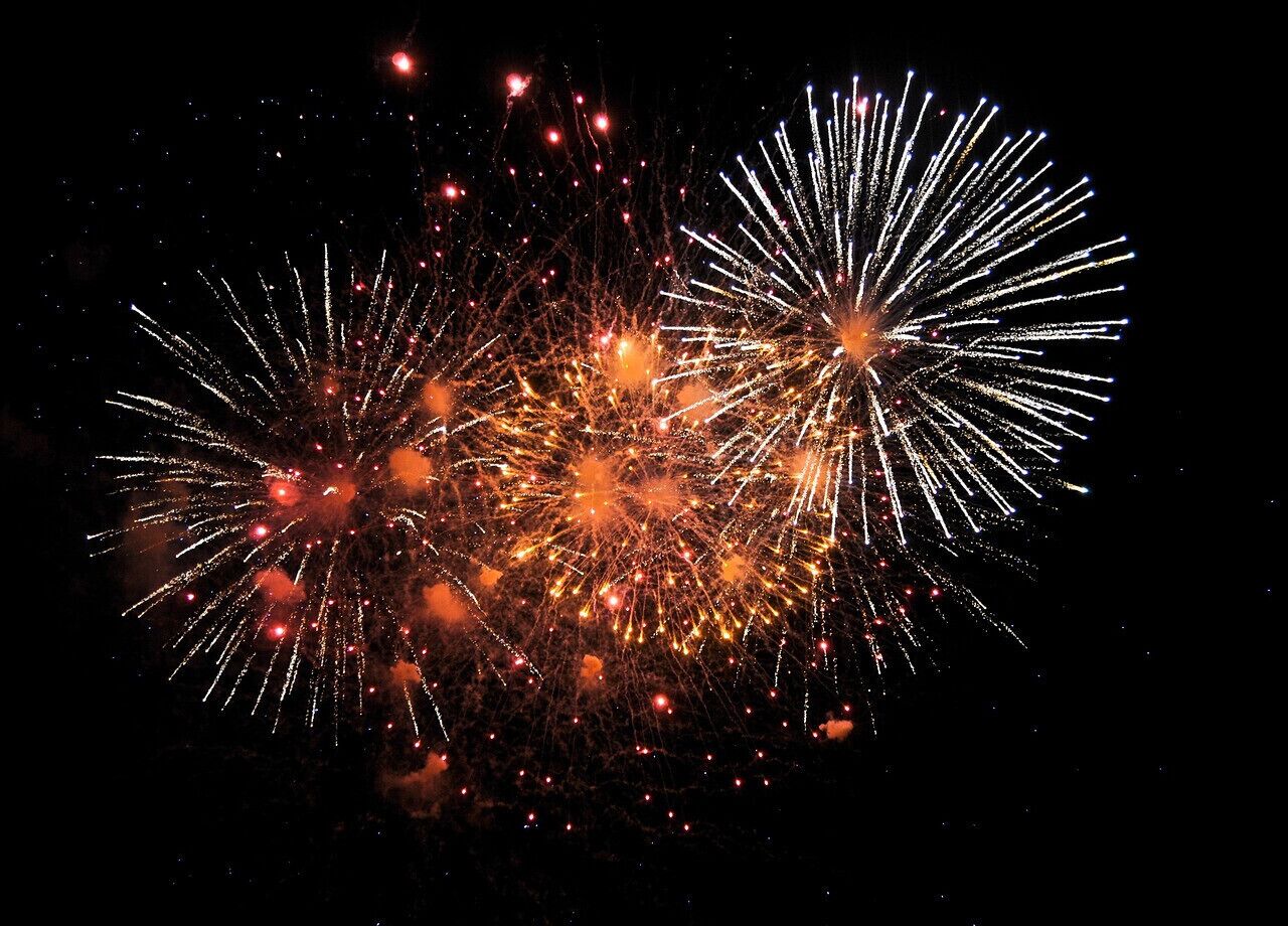 Un ciel nocturne illuminé par de nombreux feux d’artifice.