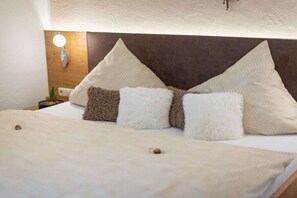 2 bedrooms, travel crib, free WiFi, bed sheets