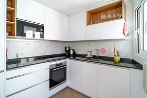 Een koelkast, een microgolfoven, een oven, een kookplaat