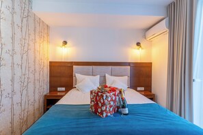Een bureau, verduisterende gordijnen, gratis wifi