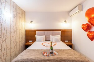 Blackout drapes, free WiFi