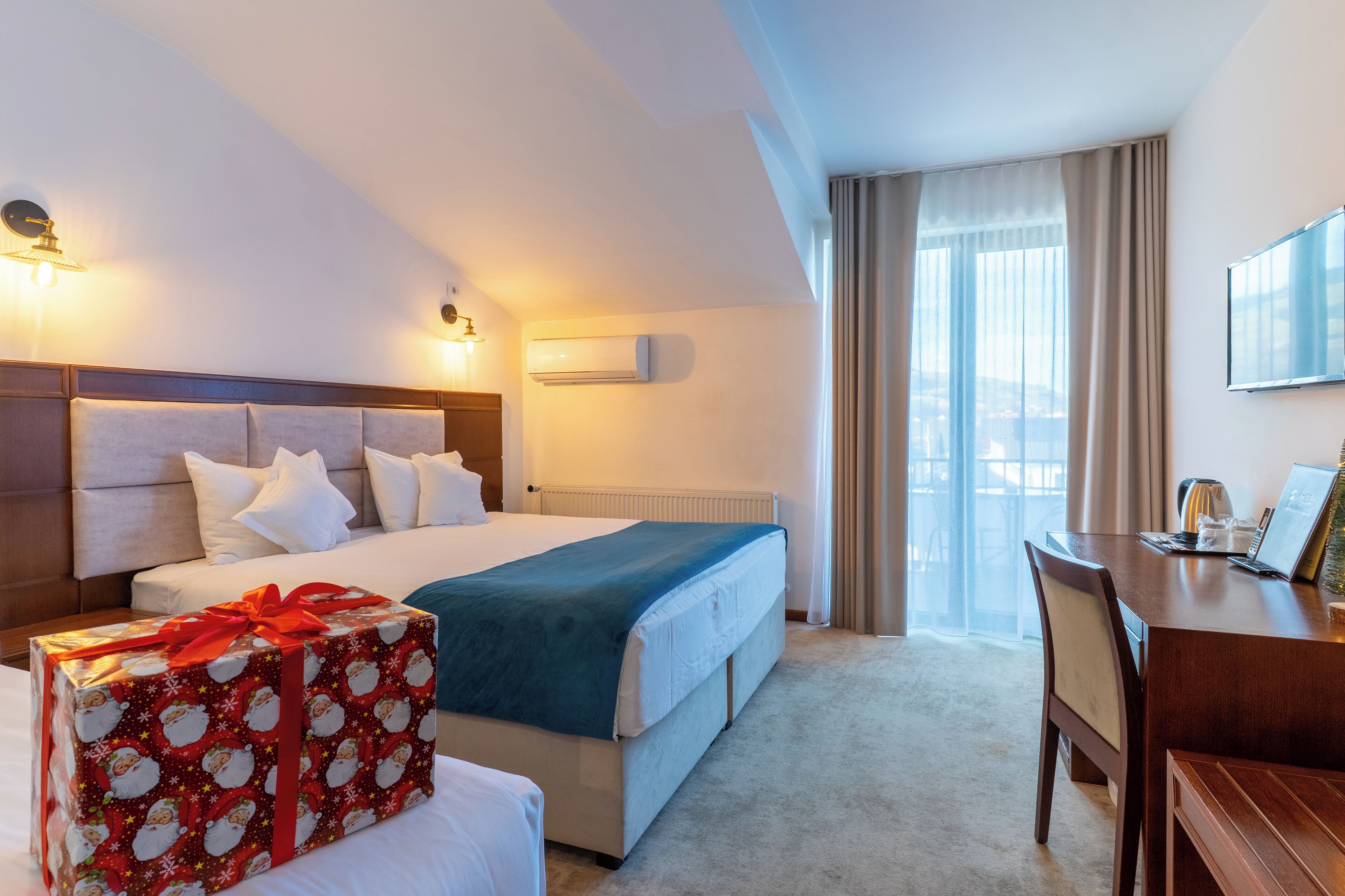 Blackout drapes, free WiFi