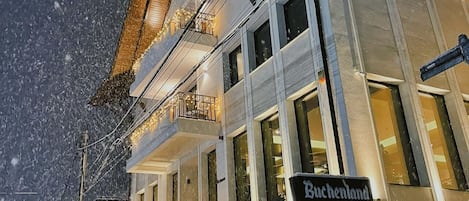Un hotel con un letrero que dice 'Hotel Buchenthal'.