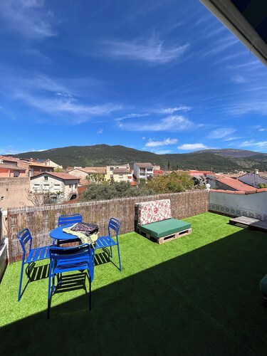 Cottage overlooking the mountains, ideal for families (pet friendly).