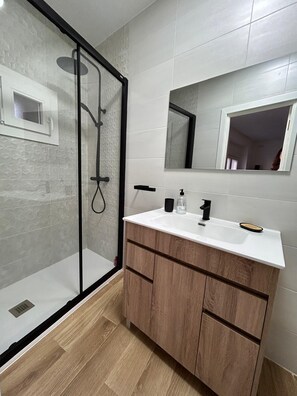 Douche, serviettes fournies, savon, shampoing