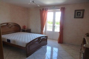 5 bedrooms, travel crib, free WiFi