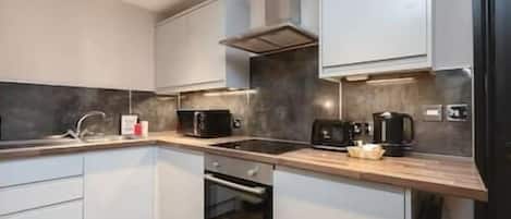 Réfrigérateur, micro-ondes, four, plaque de cuisson