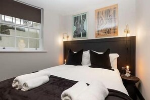 1 bedroom, WiFi, bed sheets - Studio by the Sea (close proximity to beach front & centre of town) (Brighton and Hove)