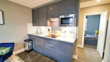 Kühlschrank, Mikrowelle, Herdplatte, Kochgeschirr/Geschirr/Besteck