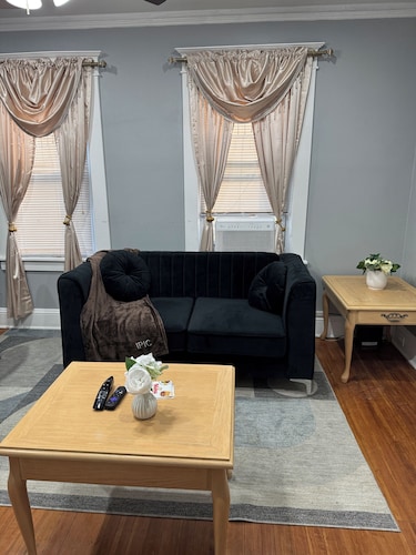  3bedroom apartment in Teaneck with AC, WiFi, 12 miles from Times Square NYC.