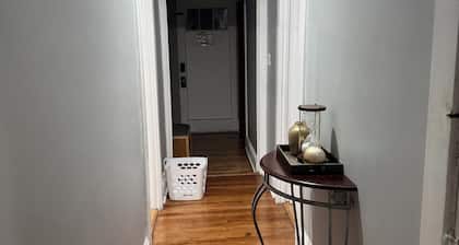 3bedroom apartment in Teaneck with AC, WiFi, 12 miles from Times Square NYC.