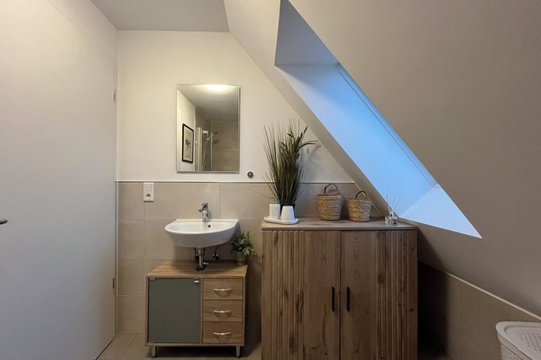 Een douche, een haardroger, handdoeken, toiletpapier