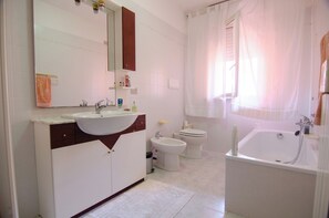 Hårføner, bidé, håndklær og såpe