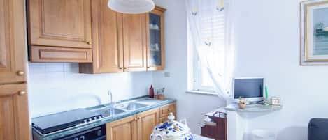 KĂŒhlschrank, Ofen, Herdplatte, Kochgeschirr/Geschirr/Besteck