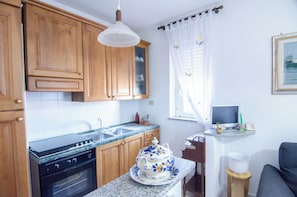 Kjøleskap, ovn, kokeplater og kjøkkenutstyr