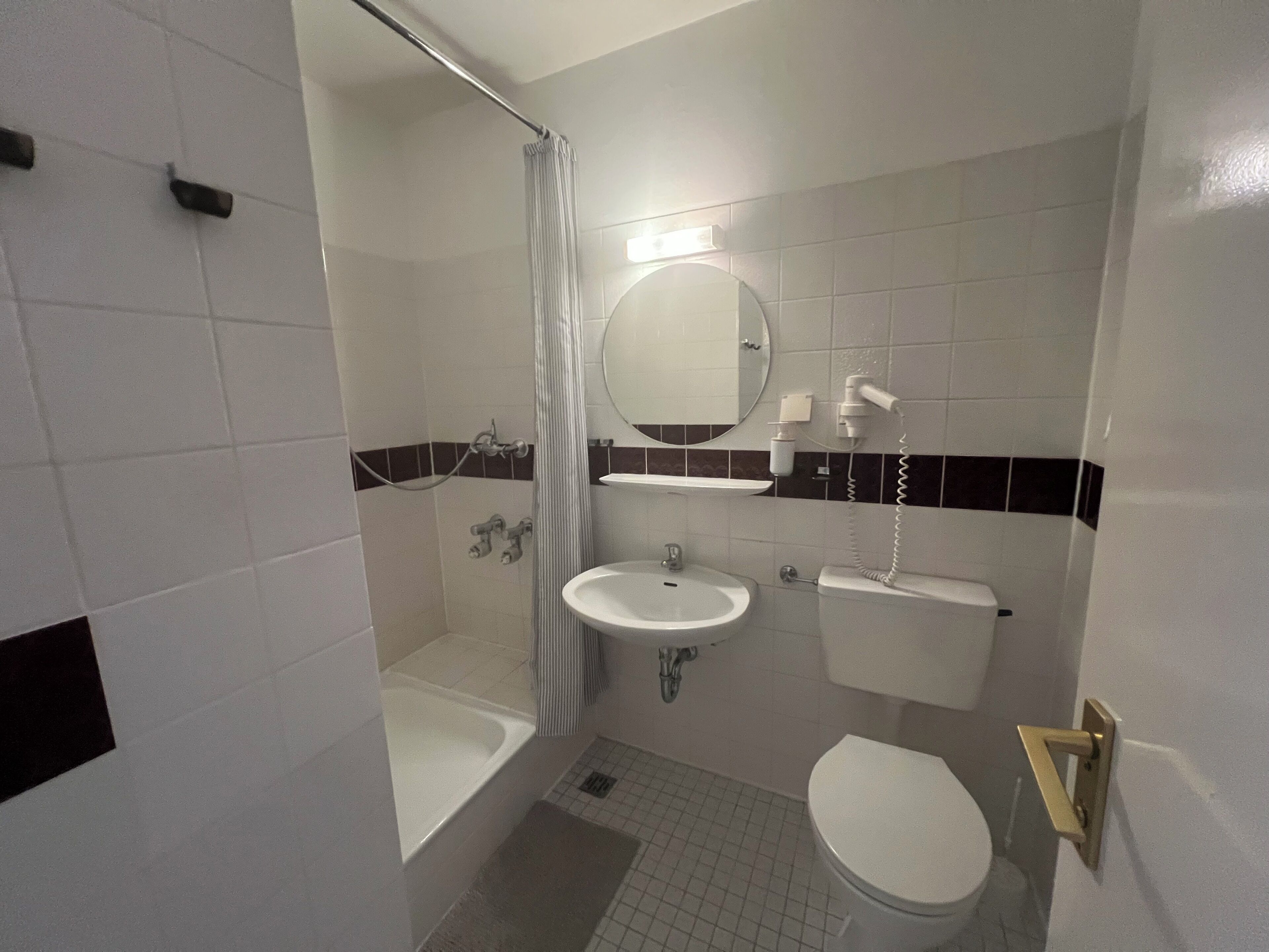 Sèche-cheveux, serviettes fournies