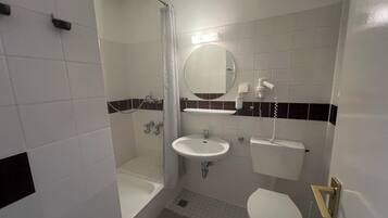 SĂšche-cheveux, serviettes fournies