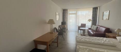 1 bedroom, desk, Internet, bed sheets