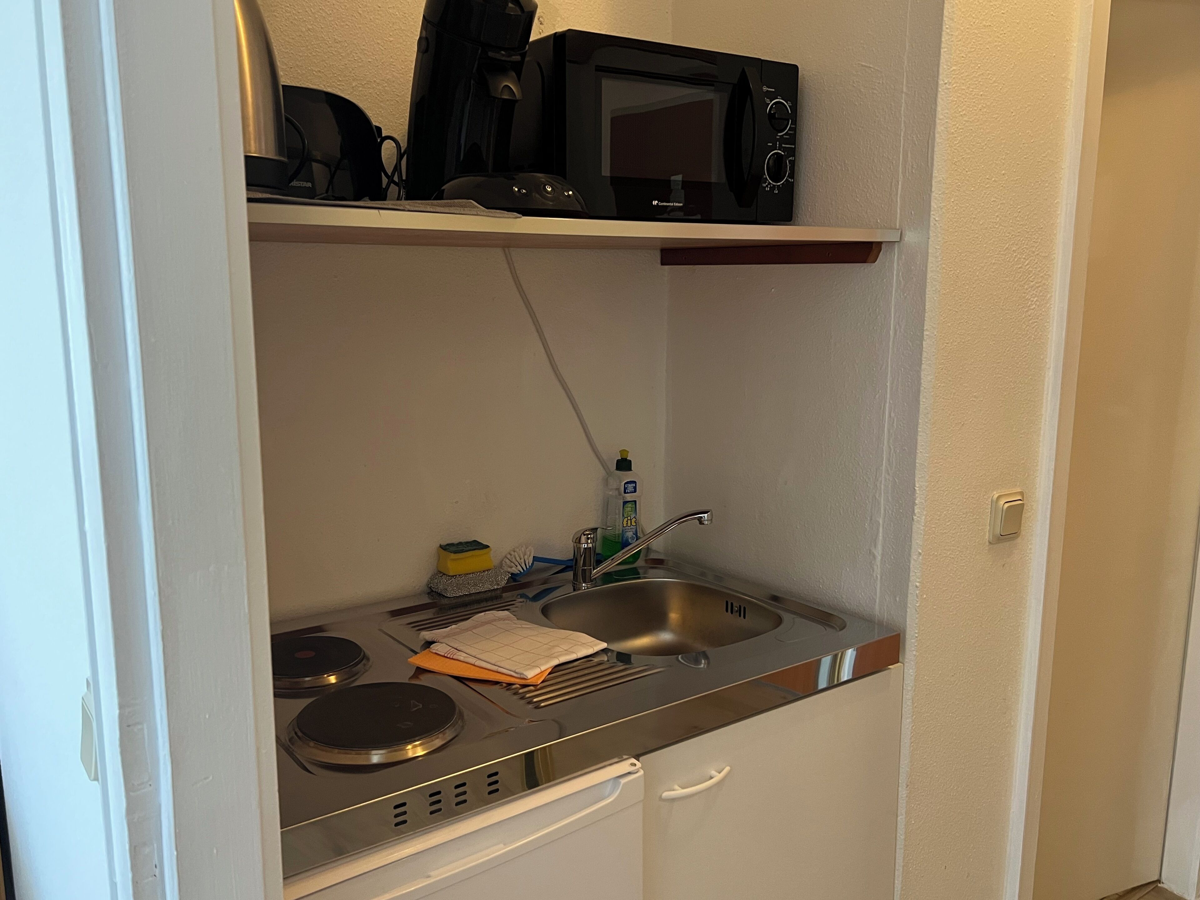 Een koelkast, een microgolfoven, een kookplaat