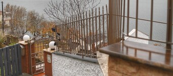 Ένα ζεστό κατάλυμμα με καταπληκτική θέα και τζάκι σε ιδανική τοποθεσία !!!
