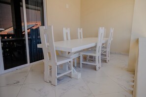Dining - Spacious 4-bedroom apartment 2 km from Eagle beach - Dream Suites Aruba (Noord)