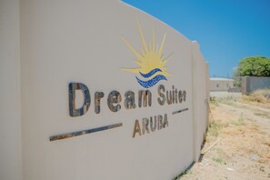 Exterior detail - Spacious 4-bedroom apartment 2 km from Eagle beach - Dream Suites Aruba (Noord)