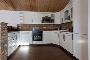 Fridge, microwave, oven, stovetop - Bungalow to feel good in (Oranienburg)