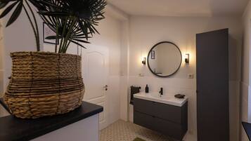 Dusche, Haartrockner, Handtücher, Seife