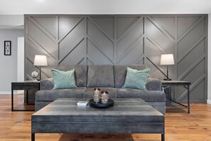 تلفزيون ذكي، مدفأة، كرة قدم الطاولة، تنس طاولة