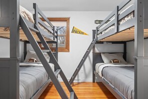 Una habitación con dos literas, una ventana y un letrero en la pared.