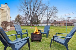 Property grounds - Sweet Spot on Spence – Family Getaway - Walking distance to the excitement of Lambeau (Green Bay)